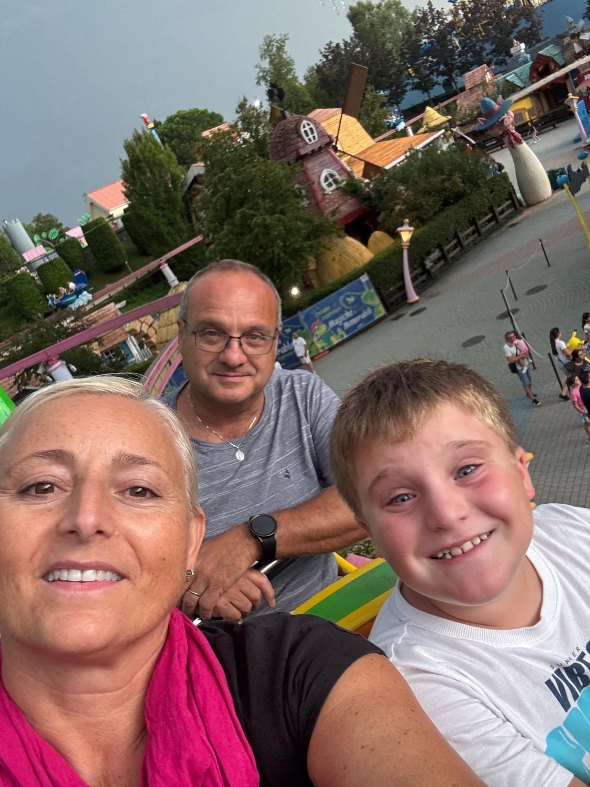 Selfie di famiglia su una giostra