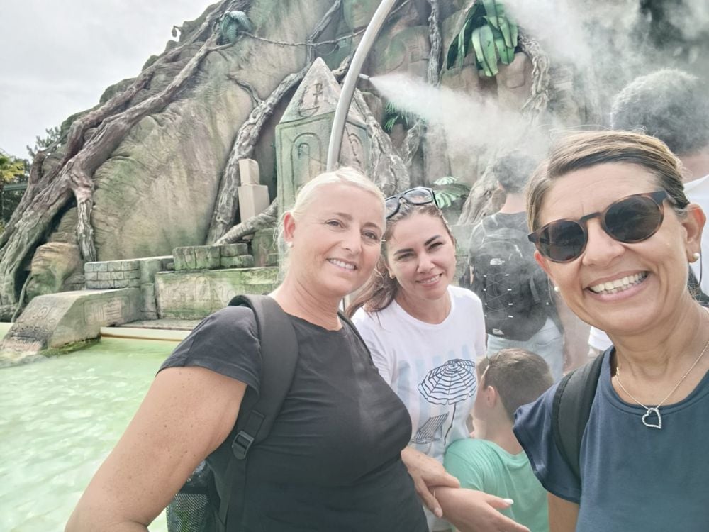 Mamme sorridenti in un parco divertimenti