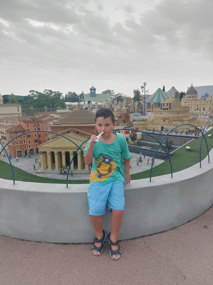 Bambino davanti a un plastico di Roma